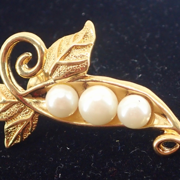 Vintage Textured Gold Tone Faux Pearl Peas In A Pod Fashion Lapel Pin 1.60 Inch - Picture 2 of 6